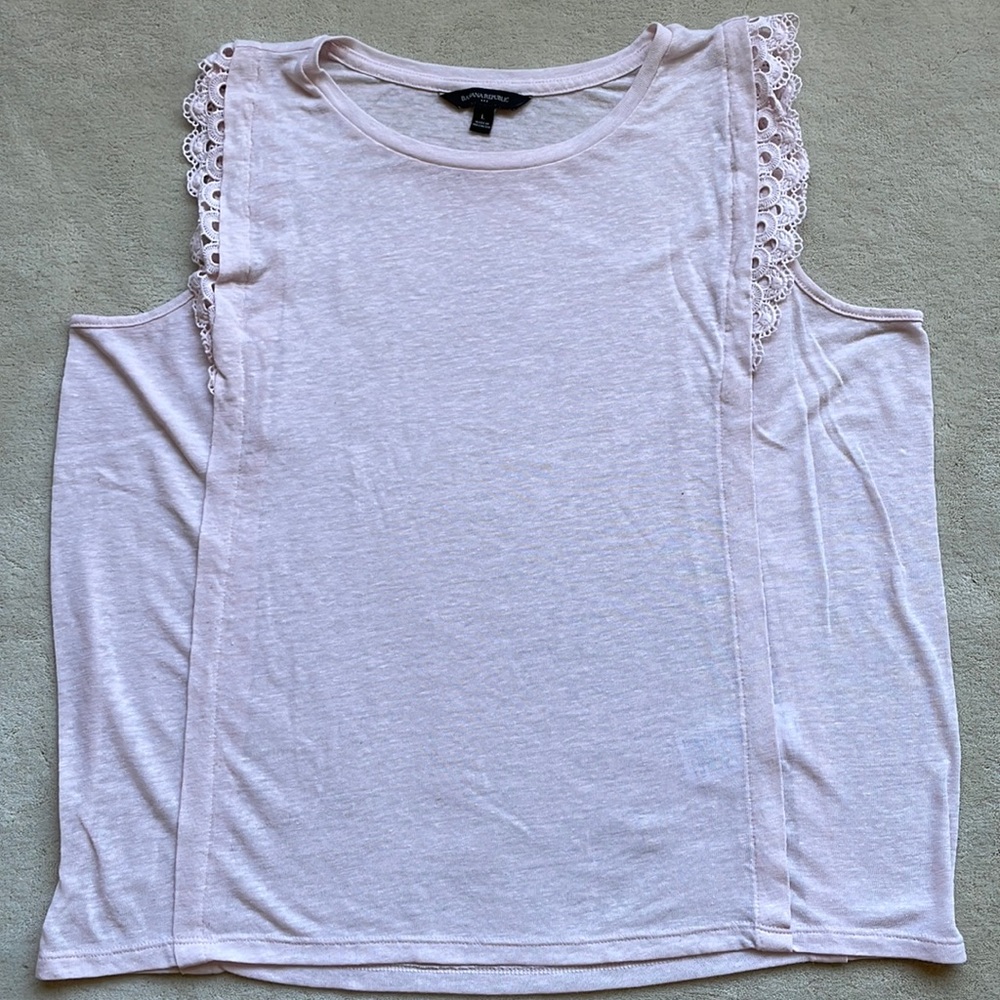 Pale pink tank top with crochet lace on the sleeves - size L Banana Republic